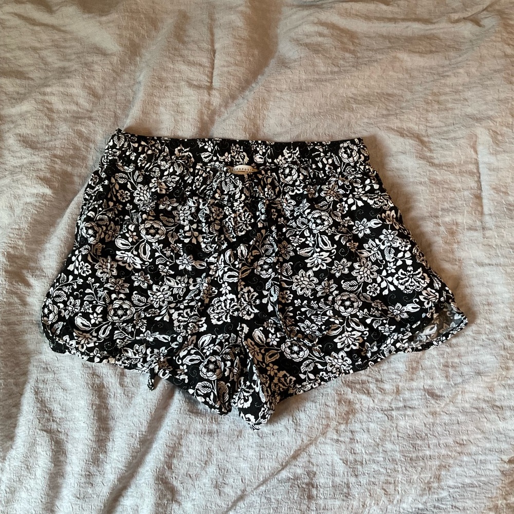 Aeropostale Black and White Floral Flowy Shorts - Size XS